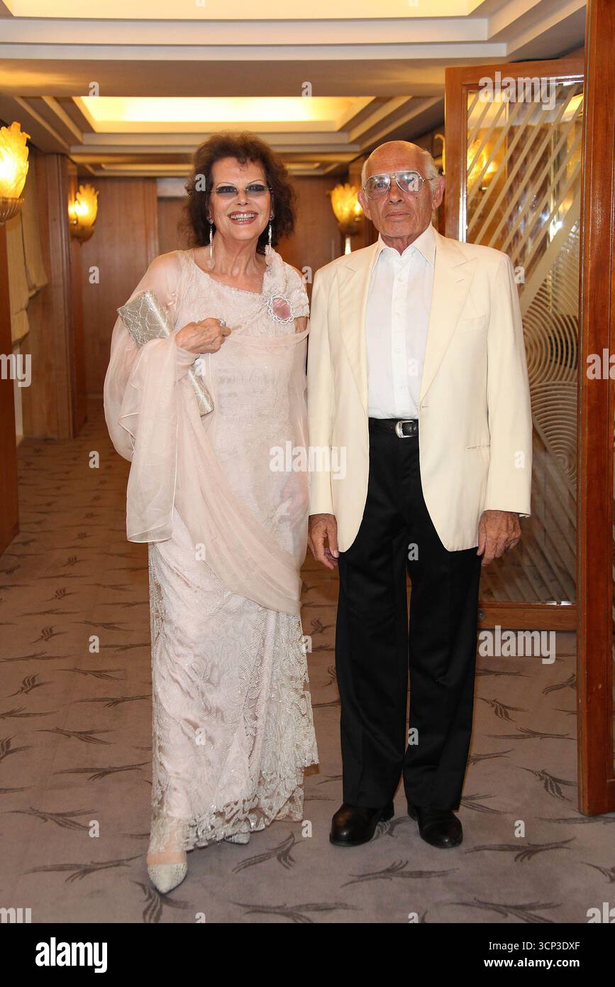 CANNES (FRANCIA) - 62° FESTIVAL DEL CINEMA - 2009 - CENA DI GALA PER L OMAGGIO A MICHELANGELO ANTONIONI - CLAUDIA CARDINALE CON PASQUALE SQUITIERI Foto Stock