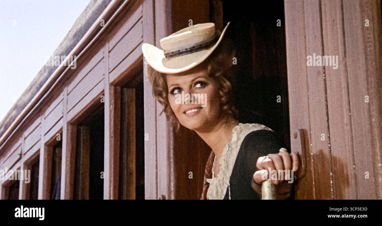 STATI UNITI. Claudia Cardinale in una scena del film C)Paramount: Once Upon a Time in the West (1968).Plot: Una misteriosa sconosciuta con un'armonica unisce le forze con un famigerato disperato per proteggere una bella vedova da uno spietato assassino che lavora per la ferrovia. Diretto da Sergio Leone. Rif: LMK110-J8747-010223 fornito da LMKMEDIA. Solo editoriale. Landmark Media non è il proprietario del copyright di queste foto cinematografiche o televisive, ma fornisce un servizio solo per i media riconosciuti. pictures@lmkmedia.com Foto Stock