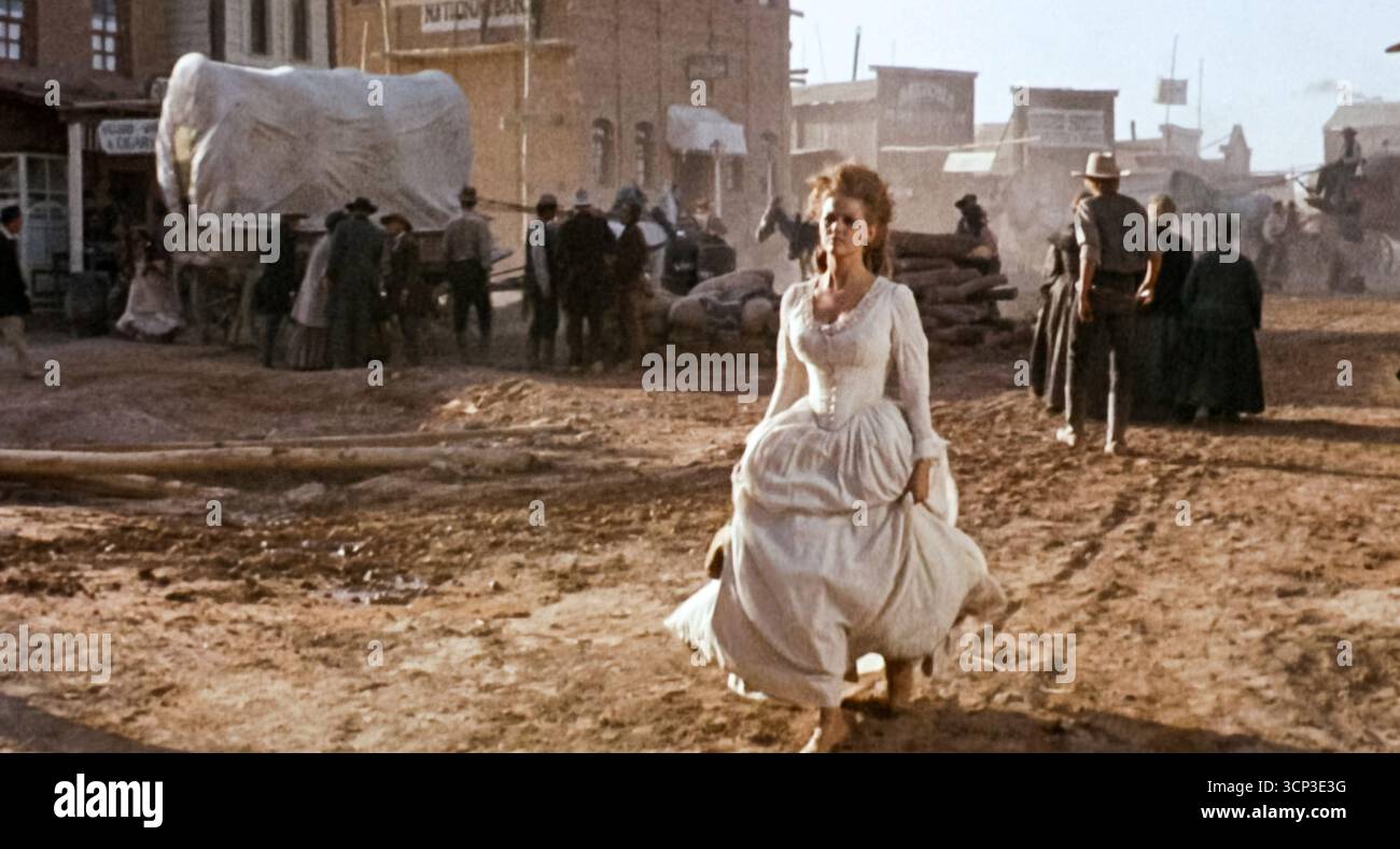 STATI UNITI. Claudia Cardinale in una scena del film C)Paramount: Once Upon a Time in the West (1968).Plot: Una misteriosa sconosciuta con un'armonica unisce le forze con un famigerato disperato per proteggere una bella vedova da uno spietato assassino che lavora per la ferrovia. Diretto da Sergio Leone. Rif: LMK110-J8747-010223 fornito da LMKMEDIA. Solo editoriale. Landmark Media non è il proprietario del copyright di queste foto cinematografiche o televisive, ma fornisce un servizio solo per i media riconosciuti. pictures@lmkmedia.com Foto Stock
