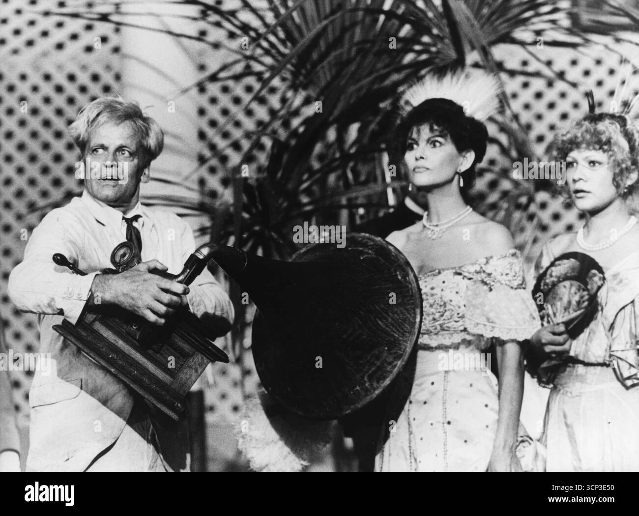 GERMANIA - **TARIFFA SPECIALE** KLAUS KINSKI E CLAUDIA CARDINALE NEL FILM 'FITZCARRALDO' DIRETTO DA WERNER HERZOG Foto Stock