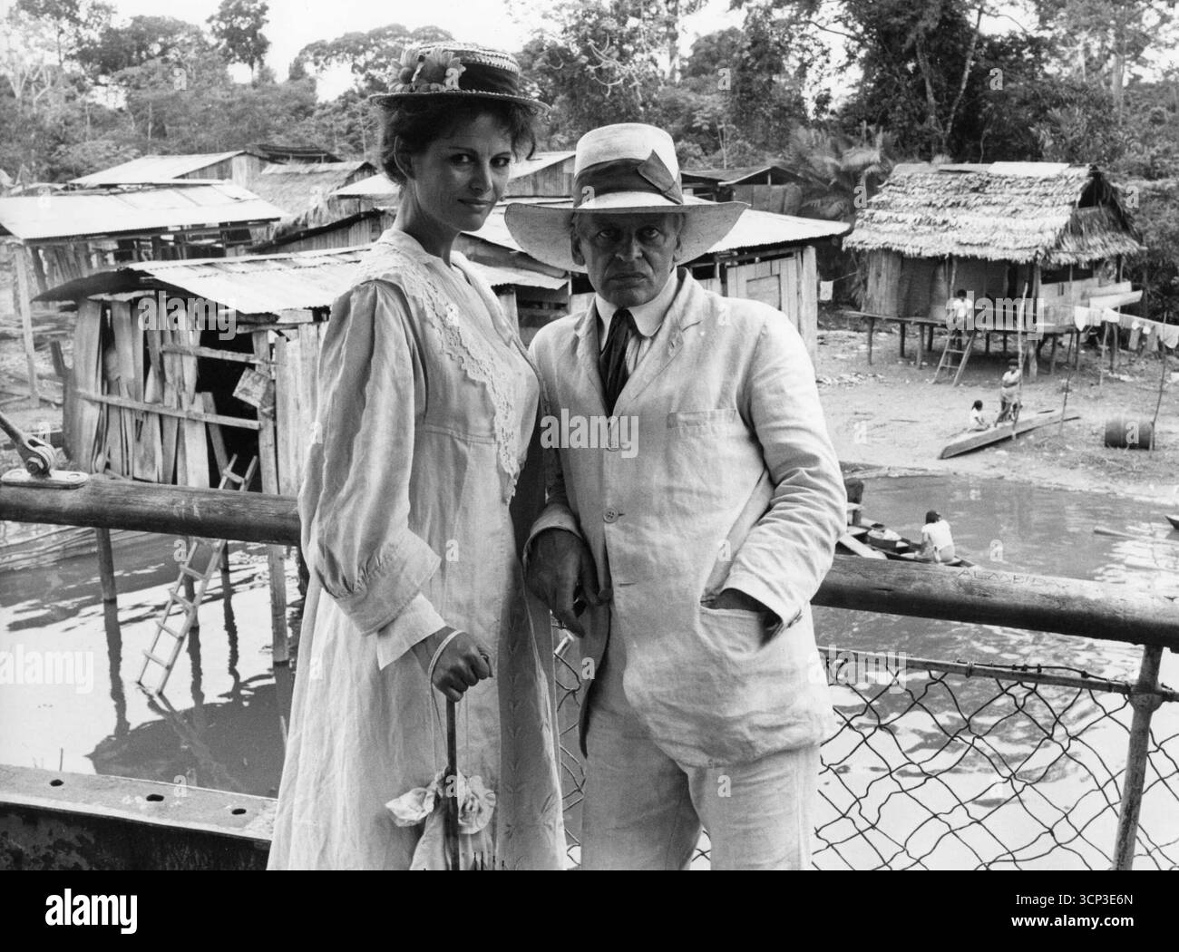 GERMANIA - **TARIFFA SPECIALE** CLAUDIA CARDINALE E KLAUS KINSKI NEL FILM 'FITZCARRALDO' DIRETTO DA WERNER HERZOG Foto Stock