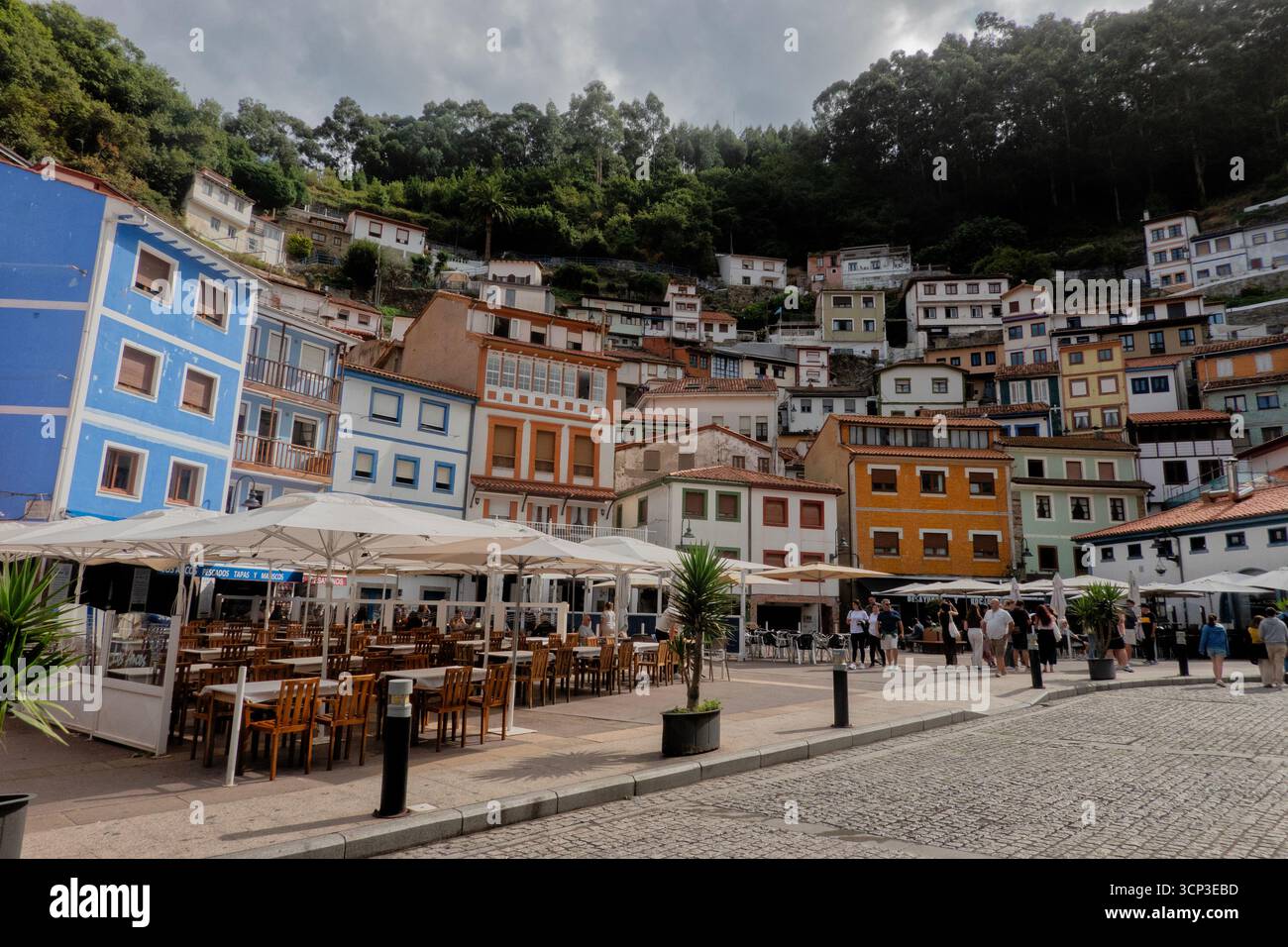 Caffè e bar nel porto di Cudillero, Asturie, Spagna Foto Stock