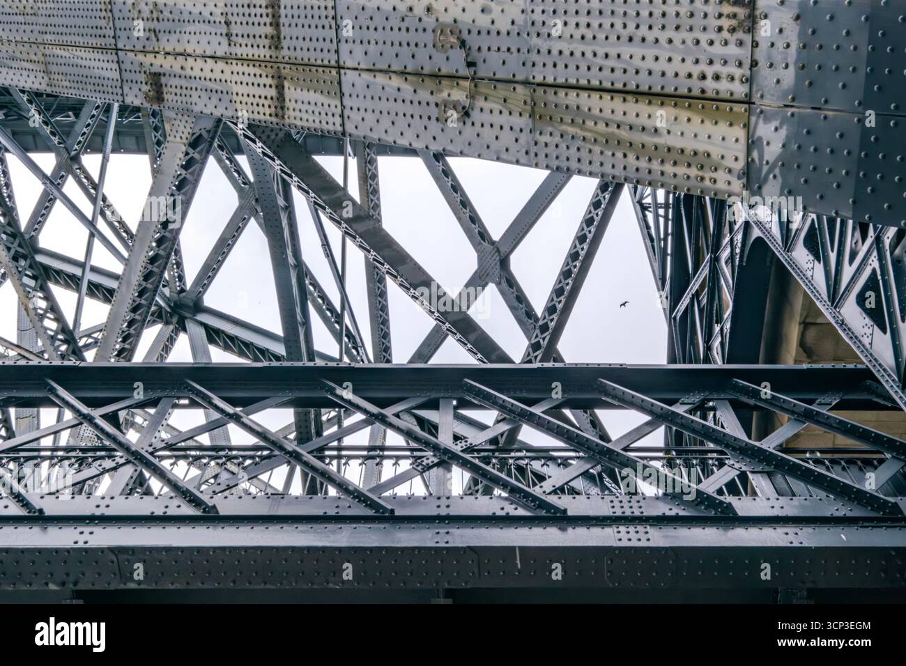 Vista astratta della struttura a capriata metallica del Ponte Dom Luis i a Porto. Portogallo, architettura, ingegneria, rivetti in ferro, pattern geometrico Foto Stock