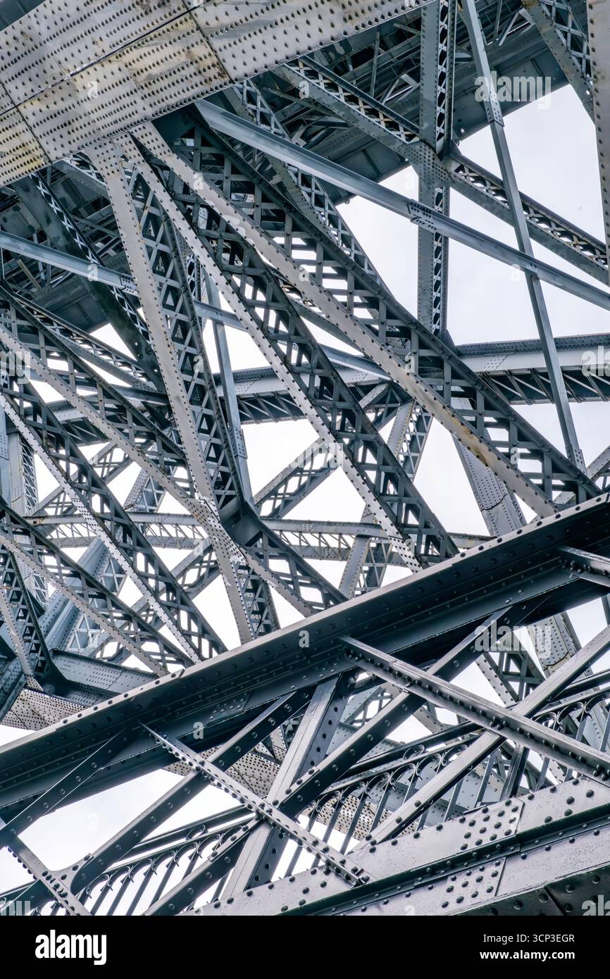 Schema geometrico complesso della struttura in ferro del ponte Dom Luis i a Porto. Portogallo, architettura, ingegneria, industriale, struttura astratta Foto Stock