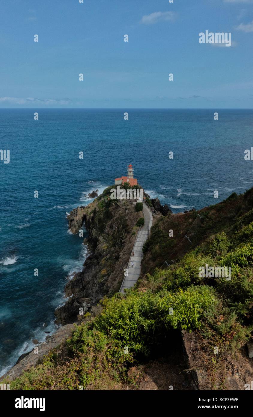 Faro de Cudillero e hotel di lusso, Cudillero, Asturie, Spagna Foto Stock