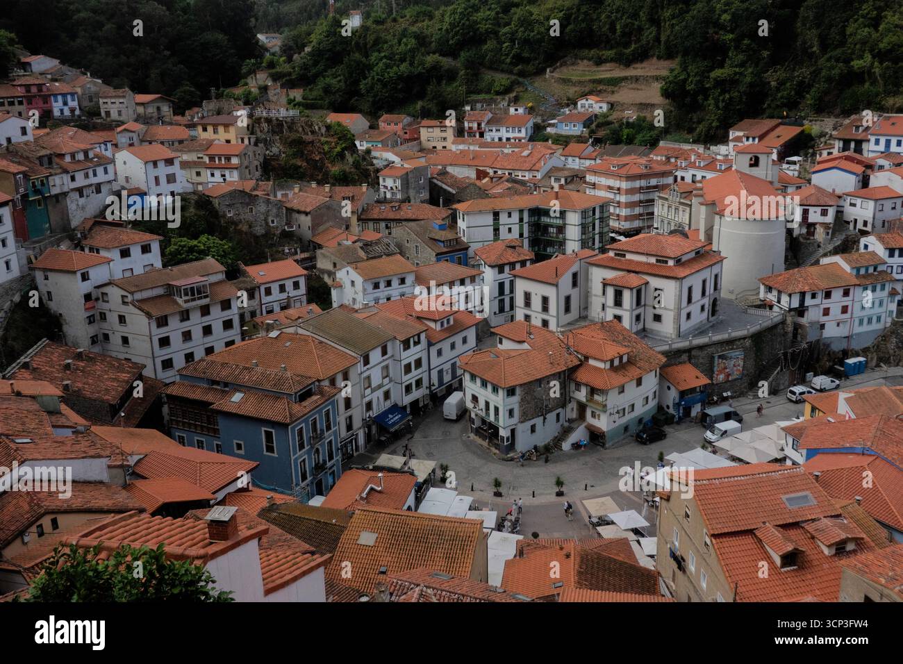 Tetti di tegole rosse dell'affascinante Cudillero, Asturie, Spagna Foto Stock