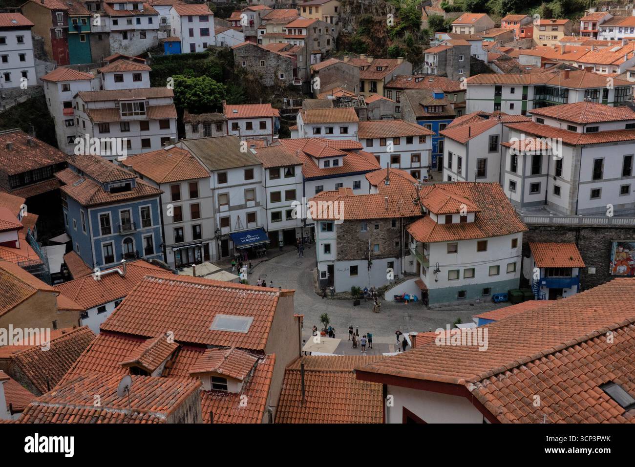 Tetti di tegole rosse dell'affascinante Cudillero, Asturie, Spagna Foto Stock