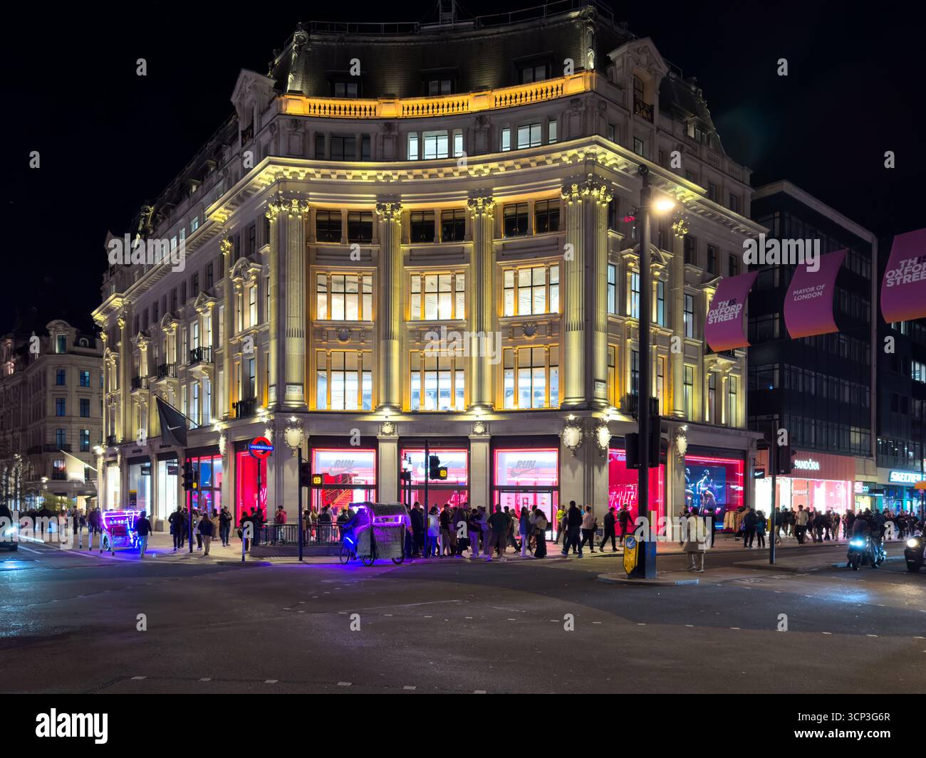 Oxford Circus a Londra di notte, un trafficato incrocio e una delle principali destinazioni per lo shopping. Qui è stato aperto il nuovo flagship store Nike. Foto Stock