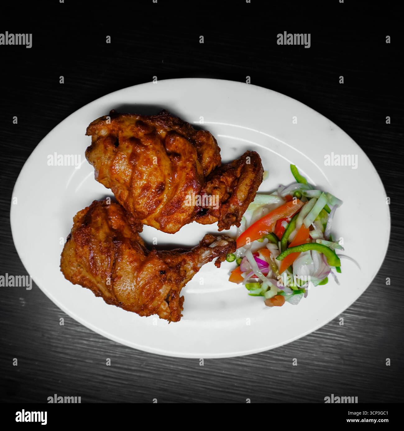 Succoso pollo Tandoori con insalata fresca Foto Stock