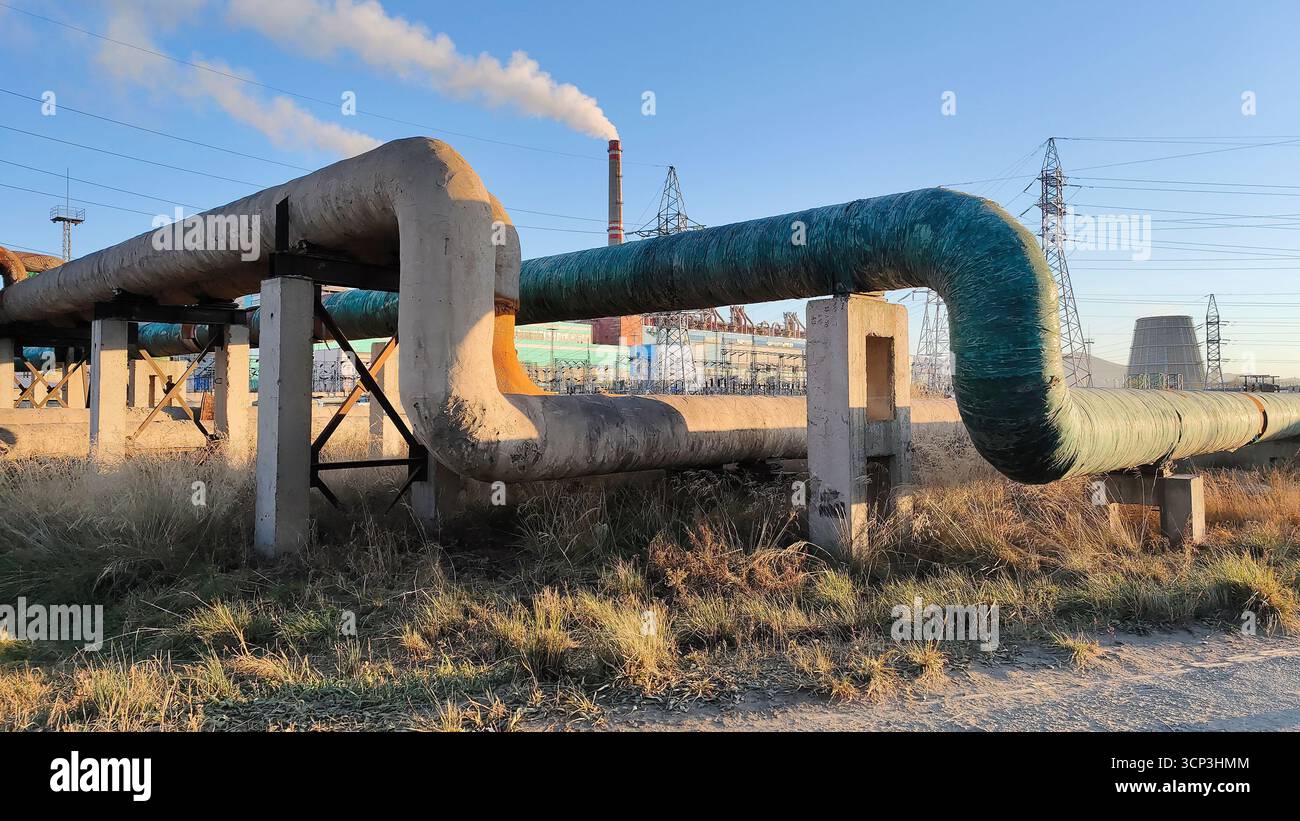 Grandi tubi industriali che conducono alla centrale elettrica di Ulan Bator, Mongolia Foto Stock