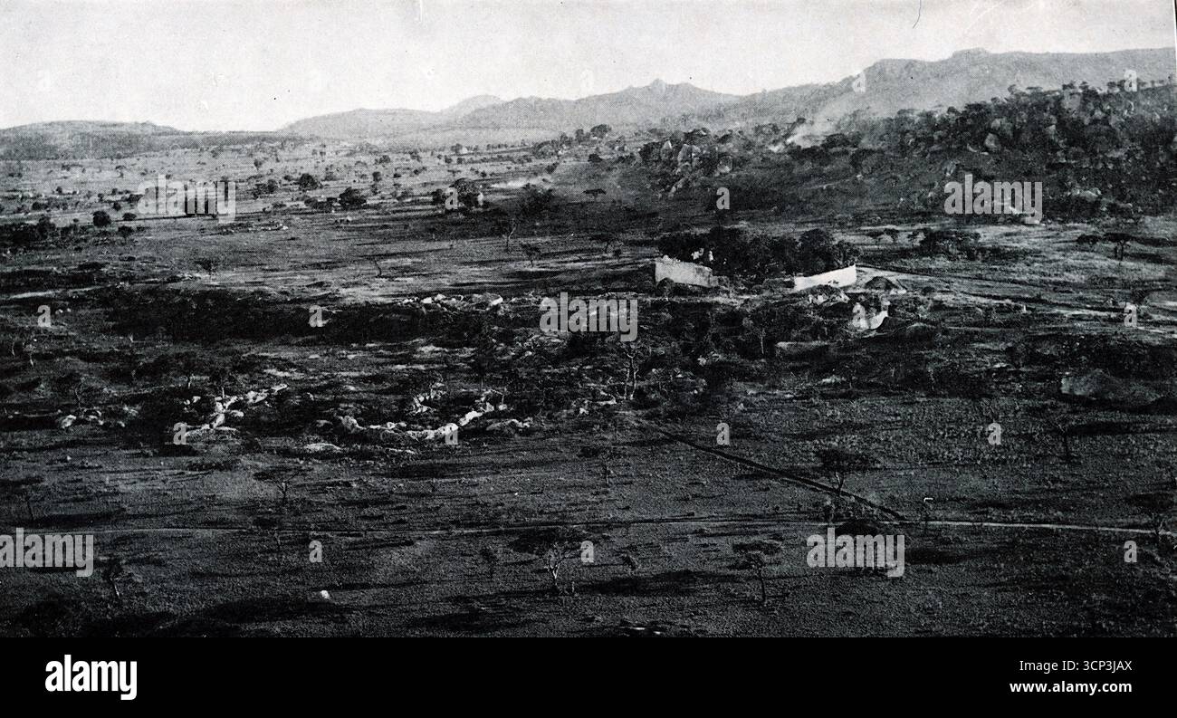 Antiche rovine dello Zimbabwe, vicino a Victoria, Rhodesia. Grandi pareti e labirinti di pietra senza Malta. Da una fotografia ufficiale stampata originariamente pubblicata da William Heinemann nel libro del 1926 "Scouting on two Continents". Foto Stock