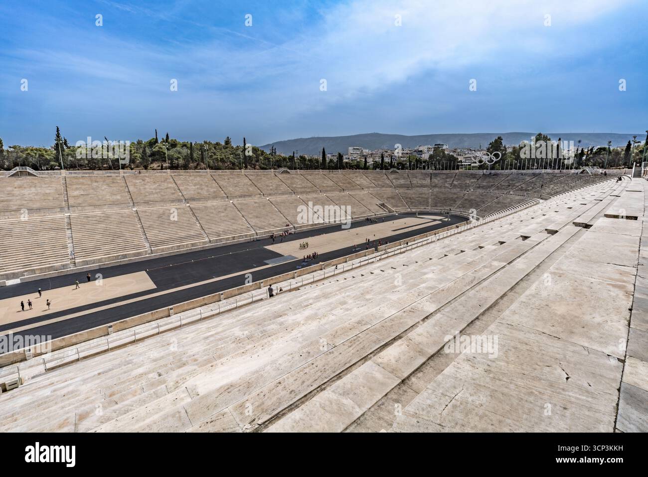 Scalinata ripida in marmo e file di posti a sedere all'interno dello storico Stadio Panatenaico di Atene, Grecia. Maggio 2025. Foto Stock