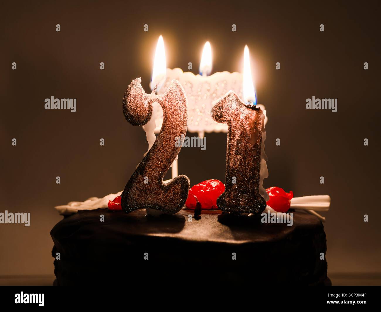 21° compleanno Deliziosa torta con candele a forma di numero per la festa della maturà isolata su bianco | Foto Premium