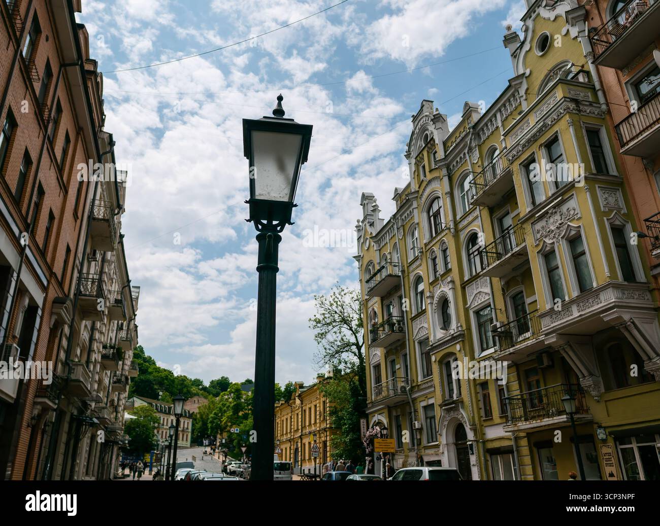 Kiev, Ucraina - 22 giugno 2025: Vecchio lampione su Andriyivskyy discesa a Kiev in una giornata nuvolosa Foto Stock