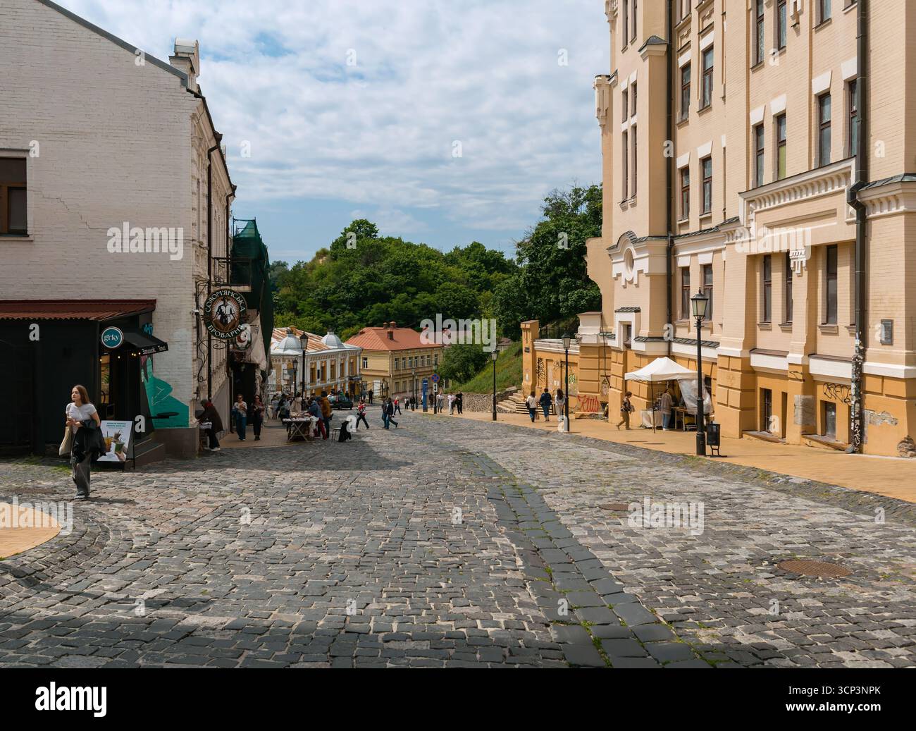 Kiev, Ucraina - 22 giugno 2025: Vista della discesa di Andriyivskyy a Kiev in una giornata di sole Foto Stock