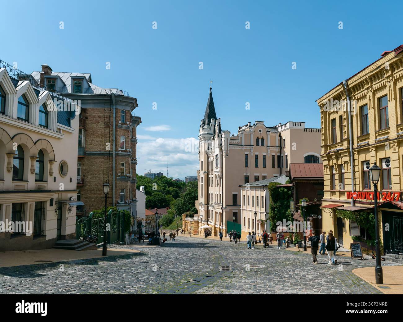 Kiev, Ucraina - 22 giugno 2025: Veduta della discesa Andriyivskyy e del castello di Riccardo a Kiev in una giornata di sole Foto Stock