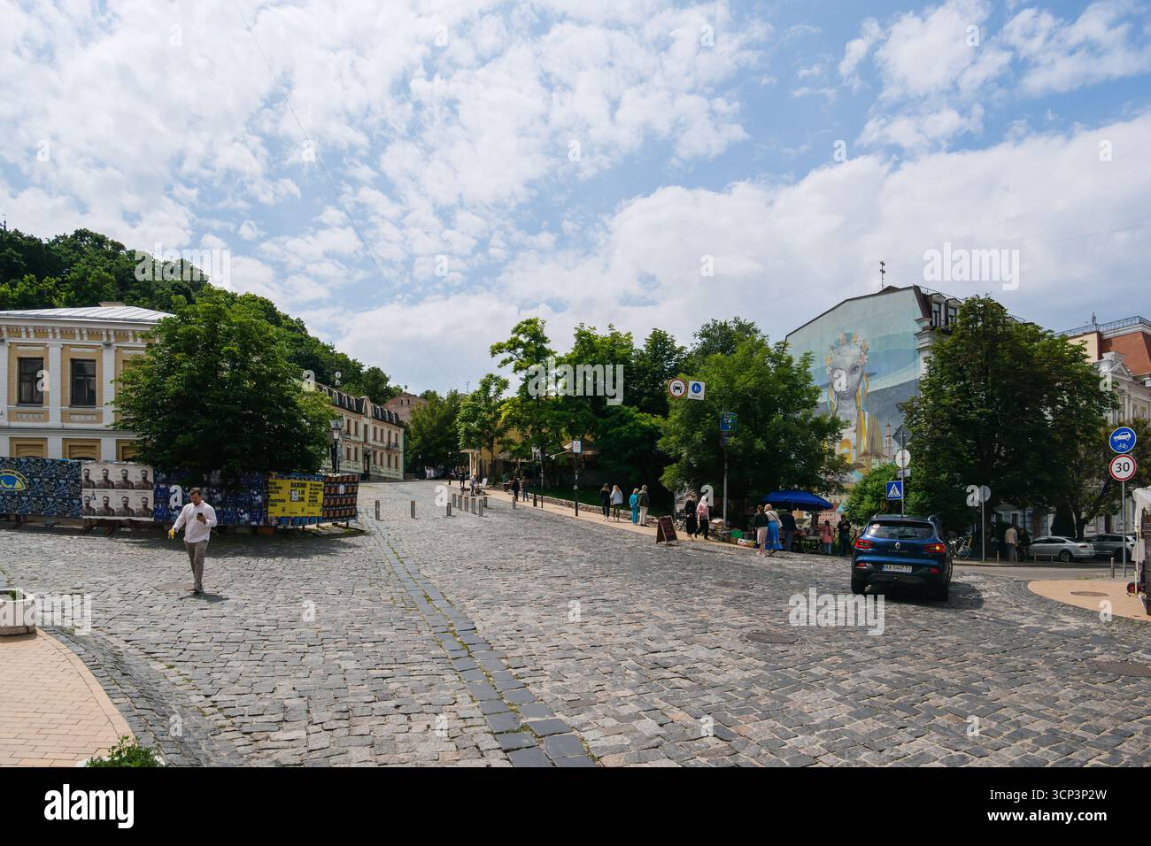 Kiev, Ucraina - 22 giugno 2025: Intersezione tra Andriyivskyy Descent e Borychiv Tik Street a Kiev in un giorno nuvoloso Foto Stock