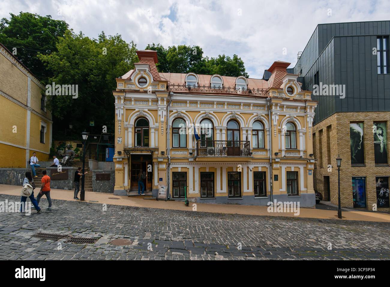 Kiev, Ucraina - 22 giugno 2025: Vecchio edificio al 20b Andriyivskyy discesa a Kiev Foto Stock