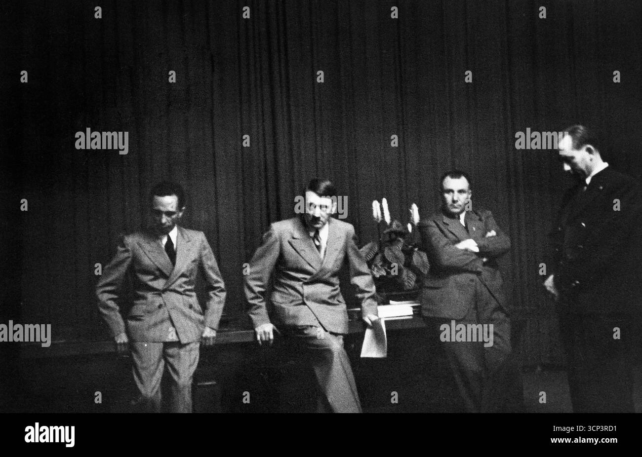 Joseph Goebbels e Adolf Hitler - in attesa della firma del patto Molotov-Ribbentrop a Mosca. A Berghof - 1939. Tratto dall'album fotografico di Eva Braun. Foto Stock