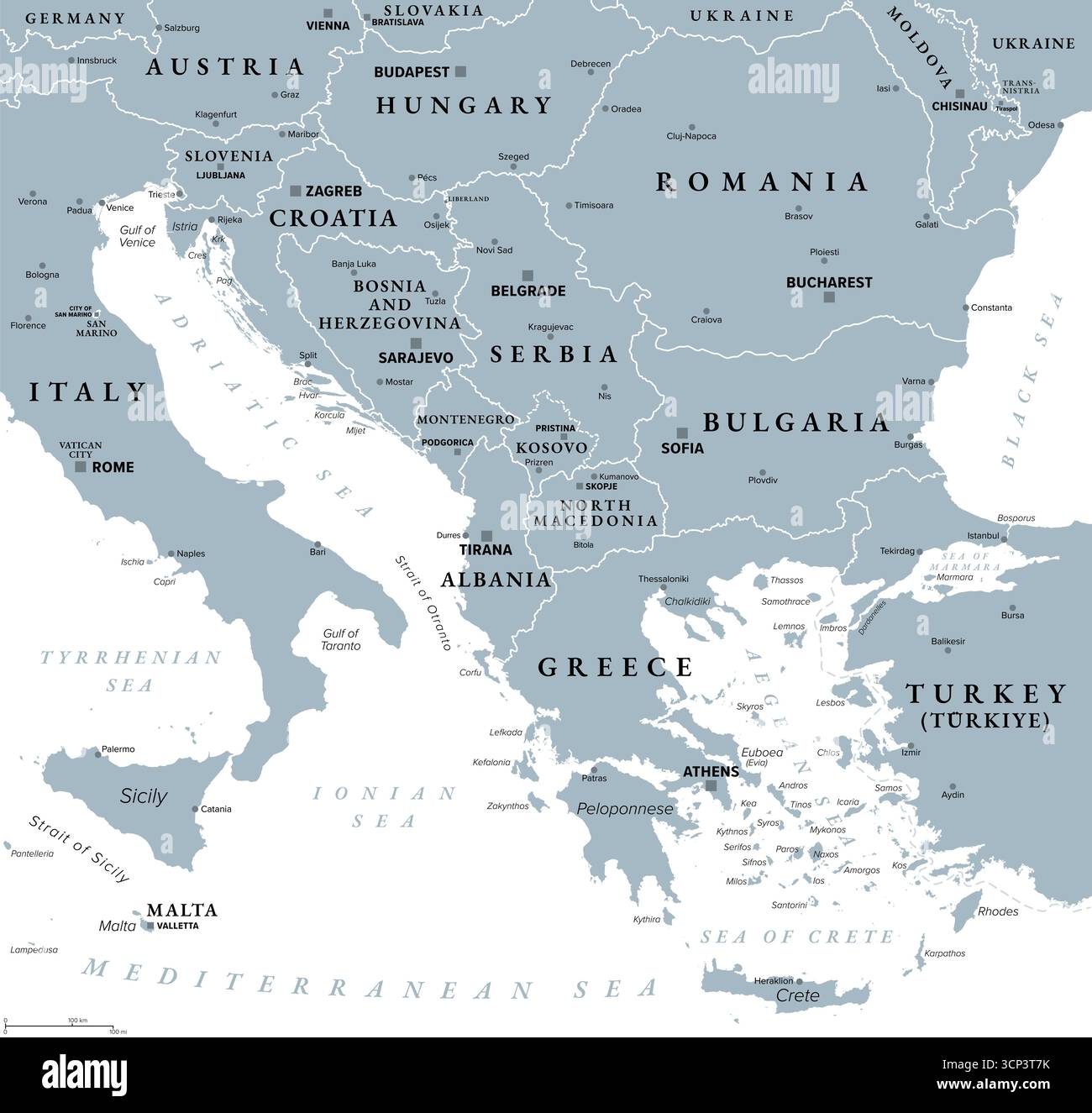 I Balcani e la penisola balcanica, mappa politica grigia, con confini nazionali, capitali e grandi città. Zona geografica dell’Europa sudorientale. Foto Stock