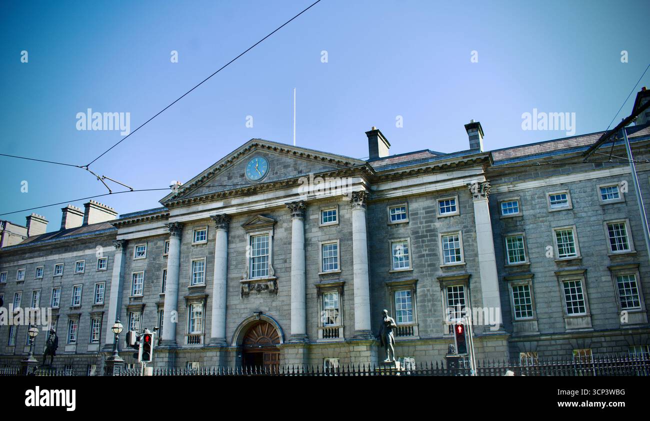 Lo storico Front Entrance Gate del Trinity College di Dublino, Irlanda, la più antica università, fondata nel 1592, sotto il cielo blu in una serata estiva. Foto Stock