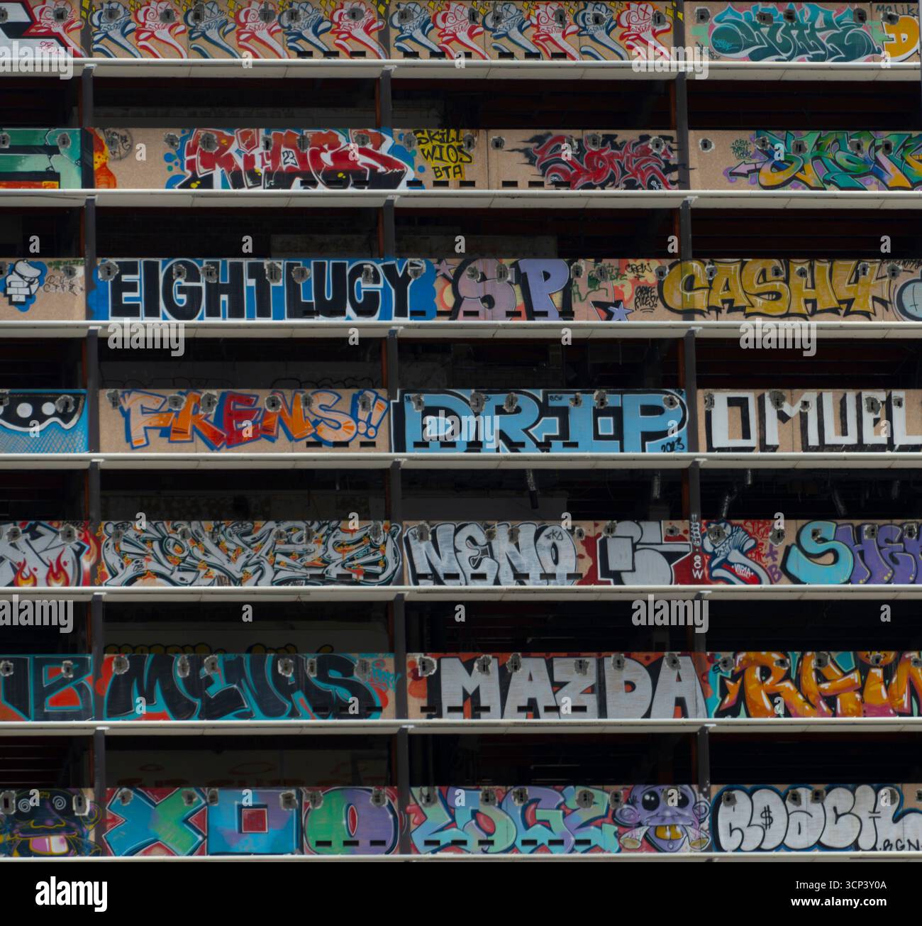 Colorate Street art e graffiti sulla facciata di un edificio urbano, che mostrano espressioni vibranti e creative in un ambiente urbano. Foto Stock