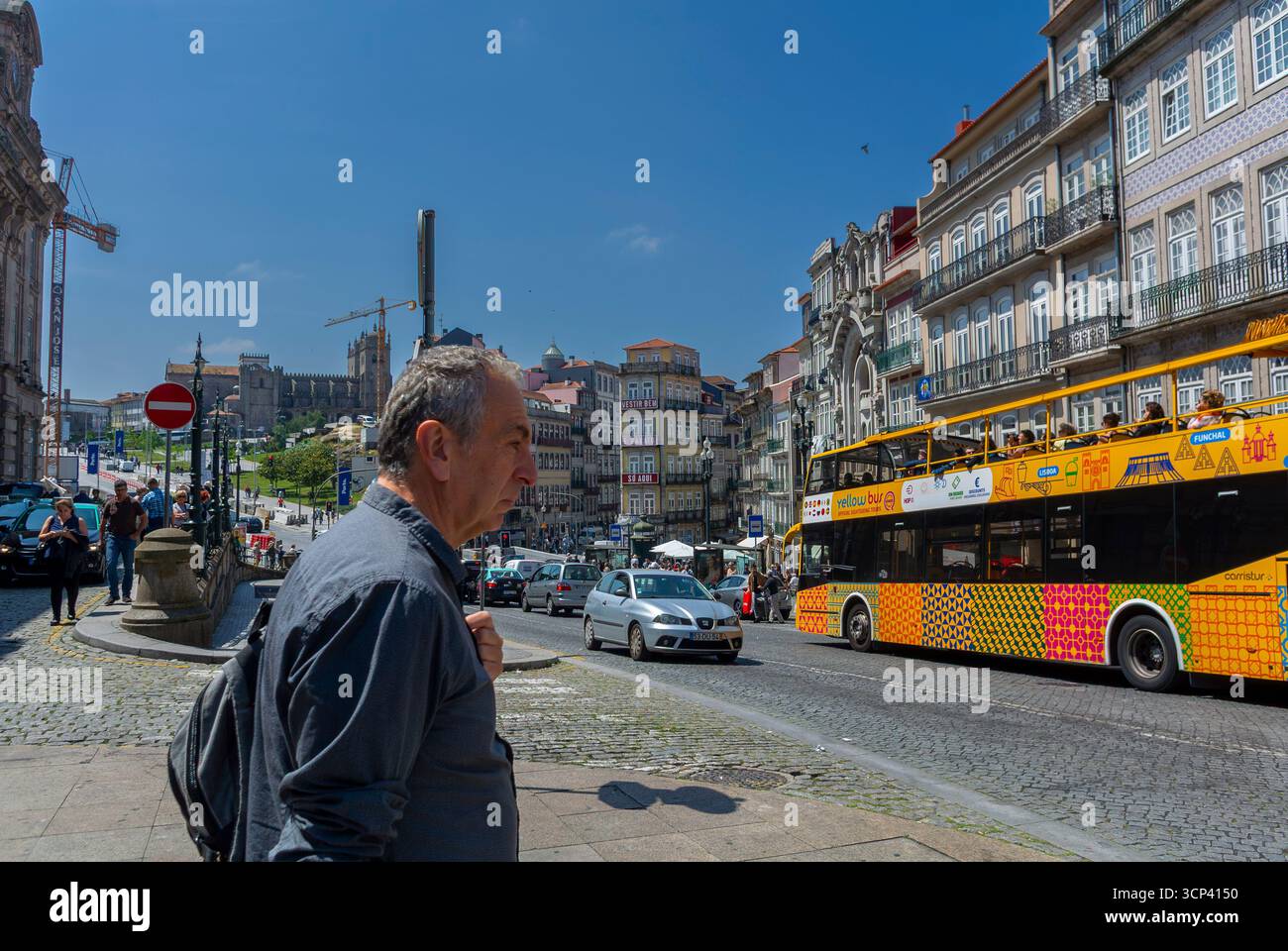 Porto, Portogallo, Man Walking on Street, centro città, Tour Bus On Street Scene, Foto Stock