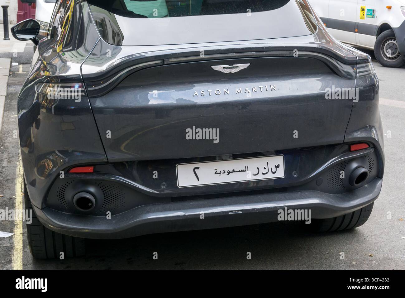 La targa di un'auto Aston Martin registrata in Arabia Saudita parcheggiata a Mayfair, Londra. Foto Stock