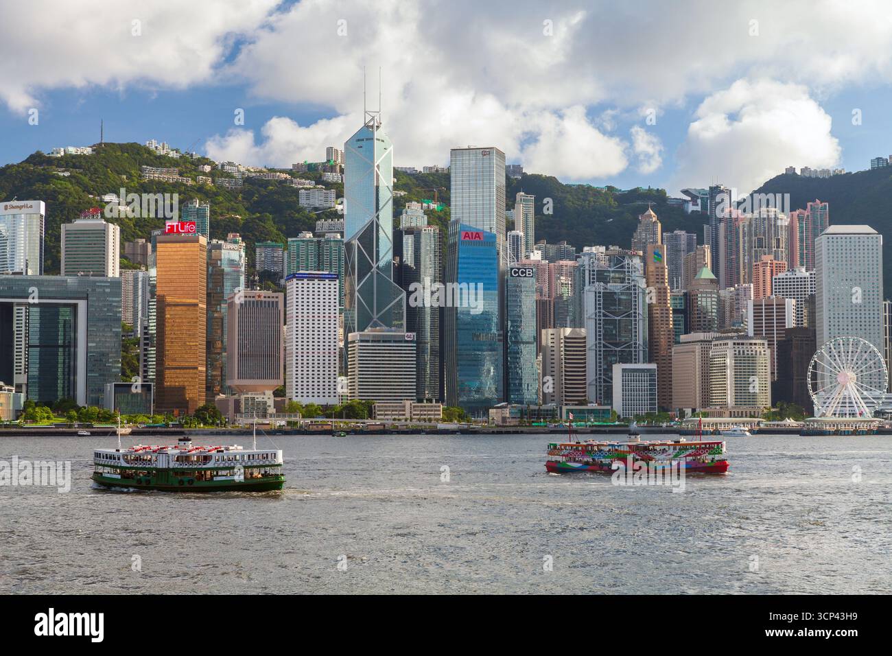 Hong Kong - 13 luglio 2017: Skyline urbano, vista della città di Hong Kong con moderni grattacieli e traghetti Foto Stock Hong Kong - 13 luglio 2017: Skyline urbano, vista della città di Hong Kong con moderni grattacieli e traghetti Foto Stock