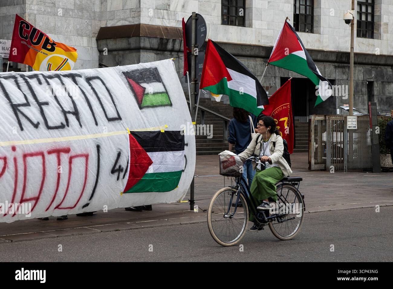 Milano, Italia. 24 settembre 2025. Presidio per la maschera della scala licenziata per aver Gridato viva Palestina al Teatro alla Scala di Milano Milano - Italia - Cronaca Mercoledì, 24 settembre, 2025 (foto di Marco Ottico/Lapresse) dimostrazione per l'usciere licenziato per gridare "Long Live Palestine" al Teatro alla Scala di Milano. Milano - Italia - News mercoledì 24 settembre 2025 (foto di Marco otto/Lapresse) crediti: LaPresse/Alamy Live News Foto Stock