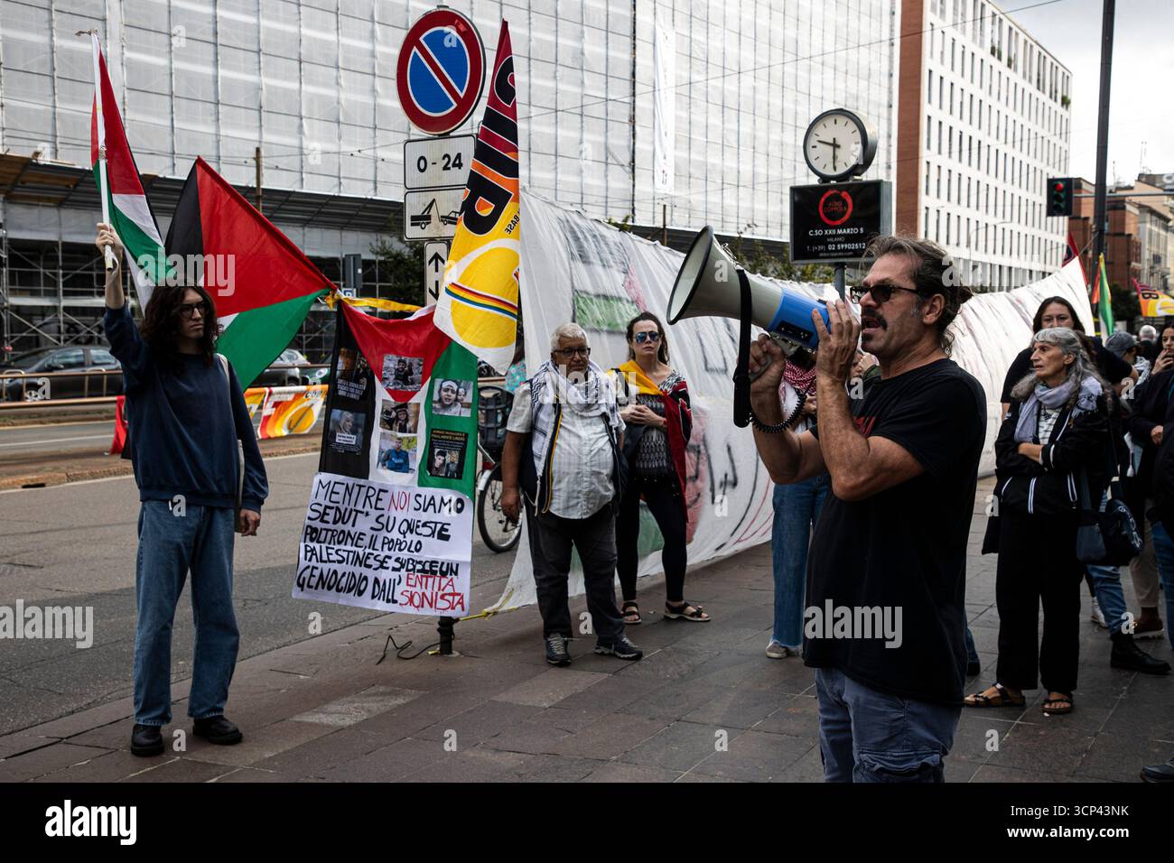 Milano, Italia. 24 settembre 2025. Presidio per la maschera della scala licenziata per aver Gridato viva Palestina al Teatro alla Scala di Milano Milano - Italia - Cronaca Mercoledì, 24 settembre, 2025 (foto di Marco Ottico/Lapresse) dimostrazione per l'usciere licenziato per gridare "Long Live Palestine" al Teatro alla Scala di Milano. Milano - Italia - News mercoledì 24 settembre 2025 (foto di Marco otto/Lapresse) crediti: LaPresse/Alamy Live News Foto Stock