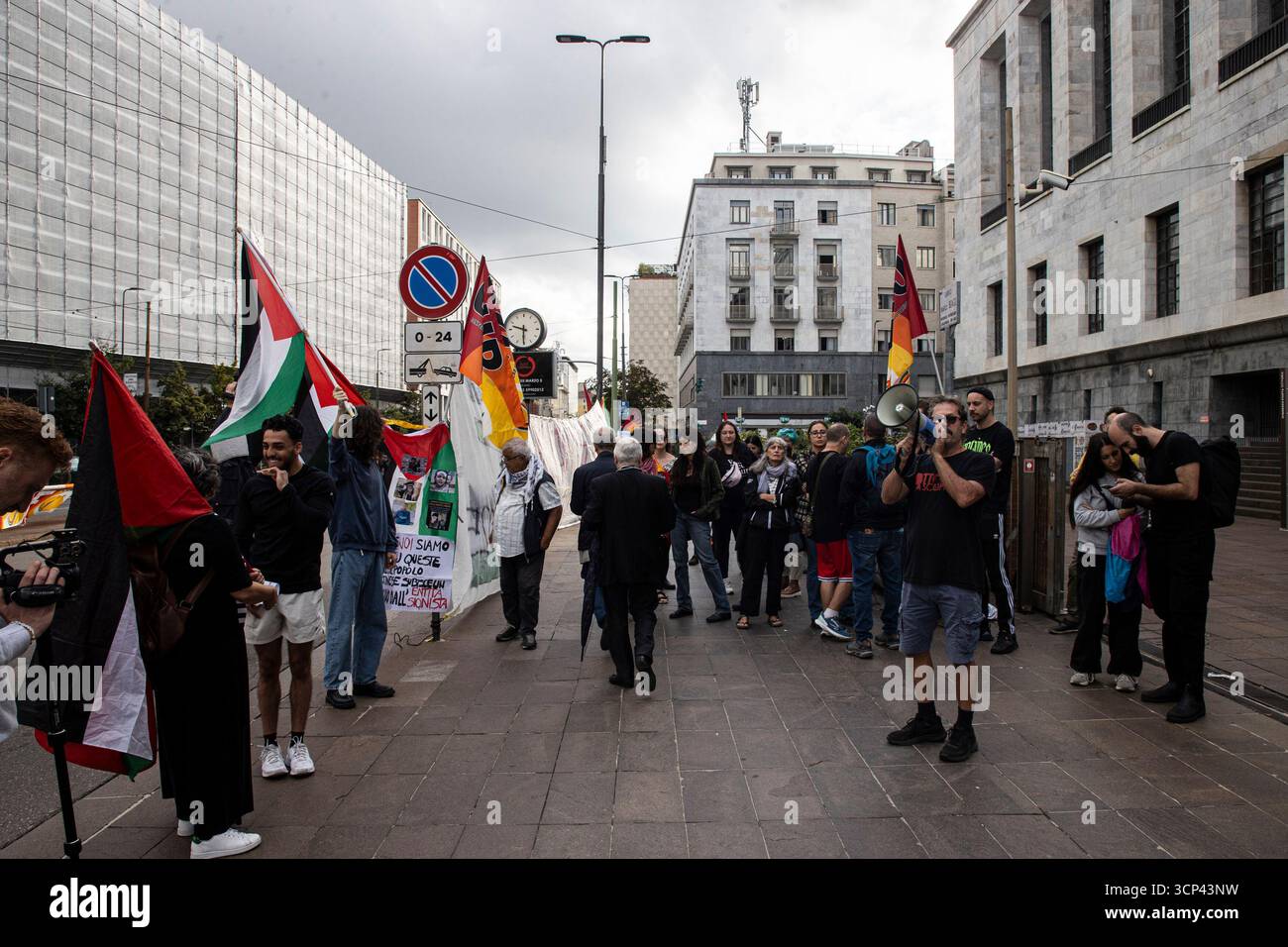 Milano, Italia. 24 settembre 2025. Presidio per la maschera della scala licenziata per aver Gridato viva Palestina al Teatro alla Scala di Milano Milano - Italia - Cronaca Mercoledì, 24 settembre, 2025 (foto di Marco Ottico/Lapresse) dimostrazione per l'usciere licenziato per gridare "Long Live Palestine" al Teatro alla Scala di Milano. Milano - Italia - News mercoledì 24 settembre 2025 (foto di Marco otto/Lapresse) crediti: LaPresse/Alamy Live News Foto Stock