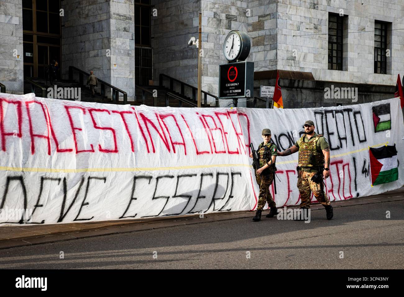 Milano, Italia. 24 settembre 2025. Presidio per la maschera della scala licenziata per aver Gridato viva Palestina al Teatro alla Scala di Milano Milano - Italia - Cronaca Mercoledì, 24 settembre, 2025 (foto di Marco Ottico/Lapresse) dimostrazione per l'usciere licenziato per gridare "Long Live Palestine" al Teatro alla Scala di Milano. Milano - Italia - News mercoledì 24 settembre 2025 (foto di Marco otto/Lapresse) crediti: LaPresse/Alamy Live News Foto Stock