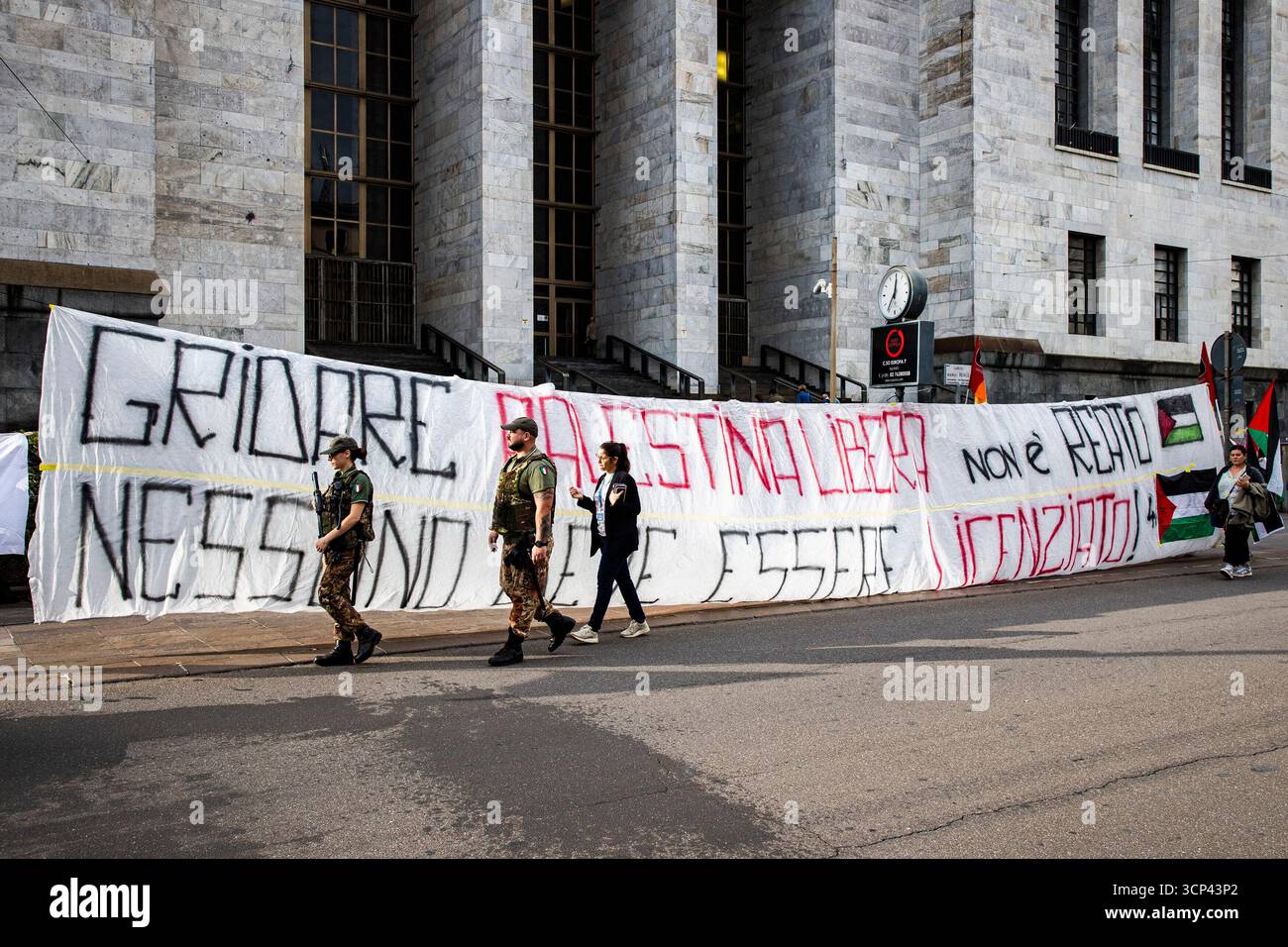 Milano, Italia. 24 settembre 2025. Presidio per la maschera della scala licenziata per aver Gridato viva Palestina al Teatro alla Scala di Milano Milano - Italia - Cronaca Mercoledì, 24 settembre, 2025 (foto di Marco Ottico/Lapresse) dimostrazione per l'usciere licenziato per gridare "Long Live Palestine" al Teatro alla Scala di Milano. Milano - Italia - News mercoledì 24 settembre 2025 (foto di Marco otto/Lapresse) crediti: LaPresse/Alamy Live News Foto Stock