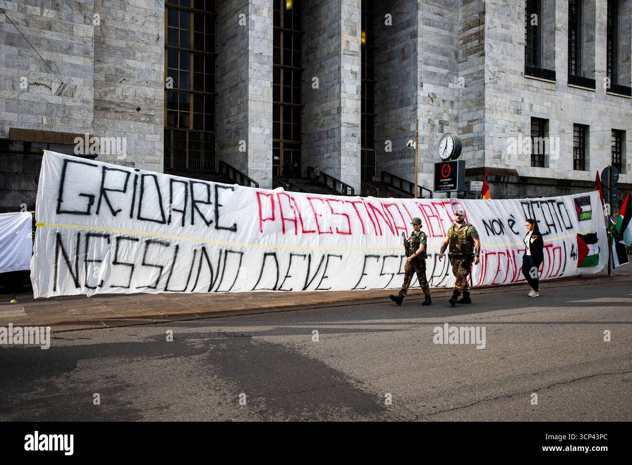 Milano, Italia. 24 settembre 2025. Presidio per la maschera della scala licenziata per aver Gridato viva Palestina al Teatro alla Scala di Milano Milano - Italia - Cronaca Mercoledì, 24 settembre, 2025 (foto di Marco Ottico/Lapresse) dimostrazione per l'usciere licenziato per gridare "Long Live Palestine" al Teatro alla Scala di Milano. Milano - Italia - News mercoledì 24 settembre 2025 (foto di Marco otto/Lapresse) crediti: LaPresse/Alamy Live News Foto Stock