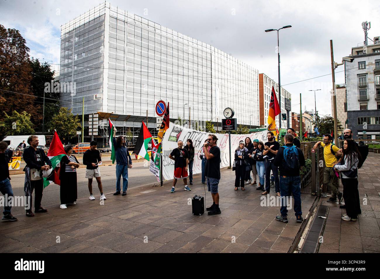 Milano, Italia. 24 settembre 2025. Presidio per la maschera della scala licenziata per aver Gridato viva Palestina al Teatro alla Scala di Milano Milano - Italia - Cronaca Mercoledì, 24 settembre, 2025 (foto di Marco Ottico/Lapresse) dimostrazione per l'usciere licenziato per gridare "Long Live Palestine" al Teatro alla Scala di Milano. Milano - Italia - News mercoledì 24 settembre 2025 (foto di Marco otto/Lapresse) crediti: LaPresse/Alamy Live News Foto Stock