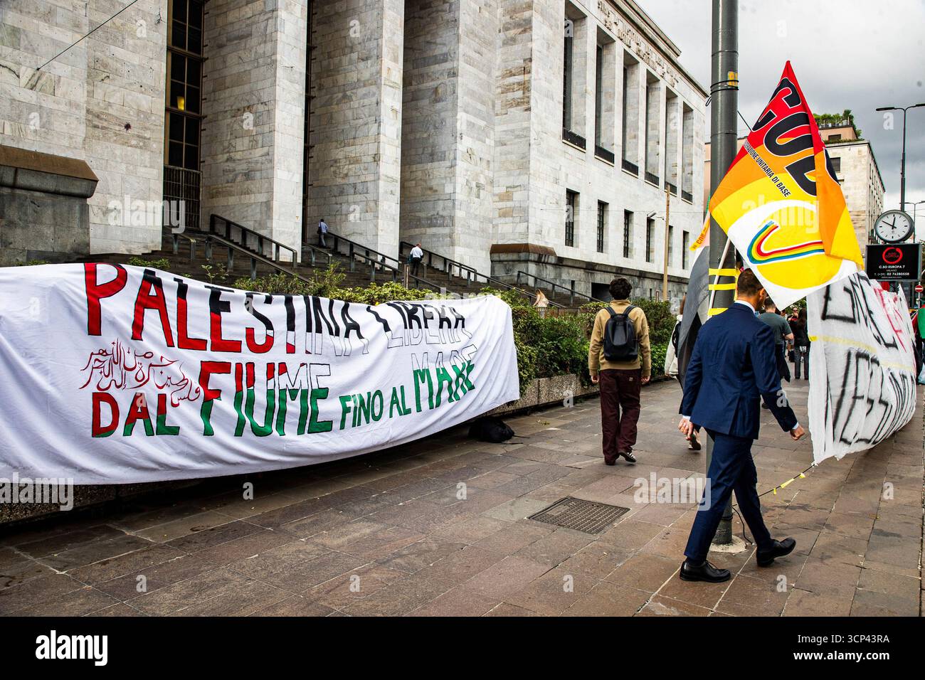 Milano, Italia. 24 settembre 2025. Presidio per la maschera della scala licenziata per aver Gridato viva Palestina al Teatro alla Scala di Milano Milano - Italia - Cronaca Mercoledì, 24 settembre, 2025 (foto di Marco Ottico/Lapresse) dimostrazione per l'usciere licenziato per gridare "Long Live Palestine" al Teatro alla Scala di Milano. Milano - Italia - News mercoledì 24 settembre 2025 (foto di Marco otto/Lapresse) crediti: LaPresse/Alamy Live News Foto Stock