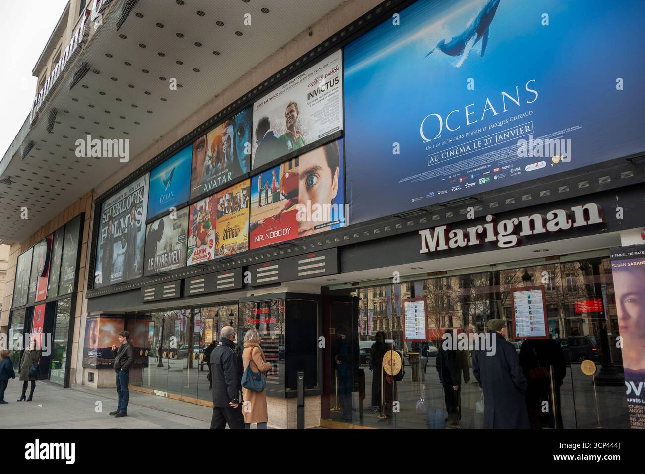 Parigi, Francia, persone che visitano il cinema francese, Gaumont Champs-Elysees, Front, poster dei film, famiglia, scena di strada Foto Stock
