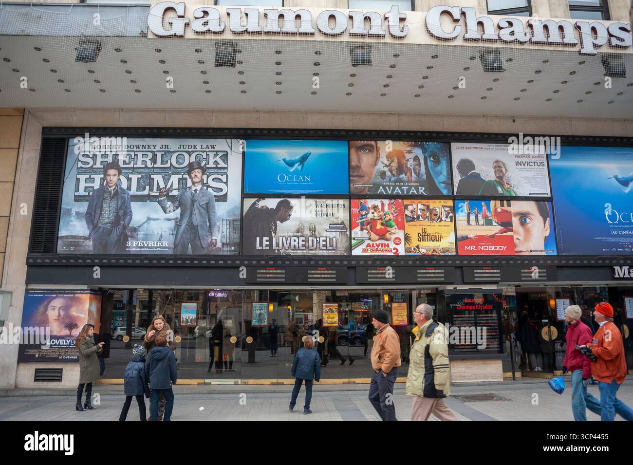 Parigi, Francia, persone che visitano il cinema francese, Gaumont Champs-Elysees, Front, poster dei film, famiglia, scena di strada Foto Stock
