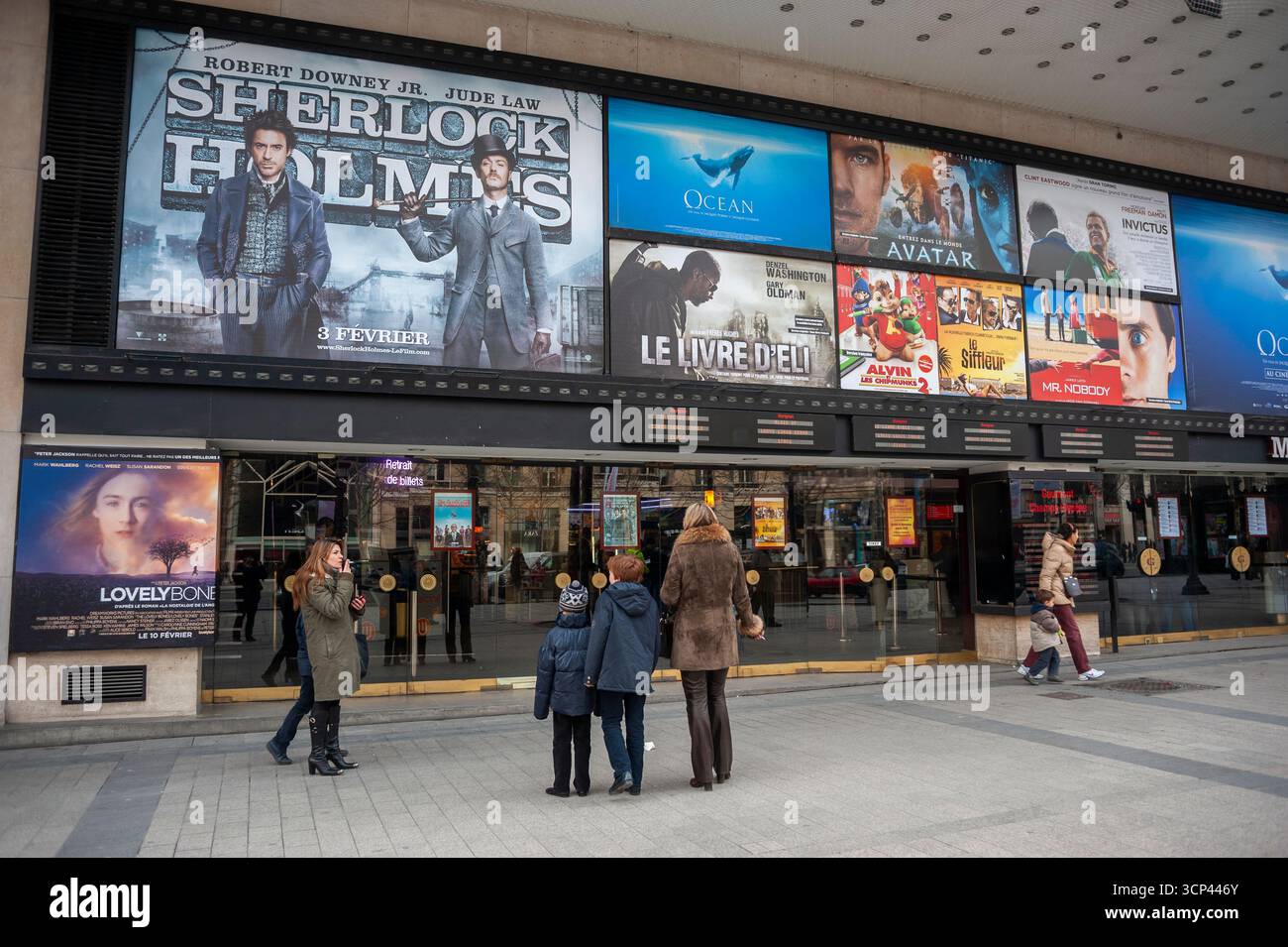 Parigi, Francia, persone che visitano il cinema francese, Gaumont Champs-Elysees, Front, poster dei film, famiglia, scena di strada Foto Stock