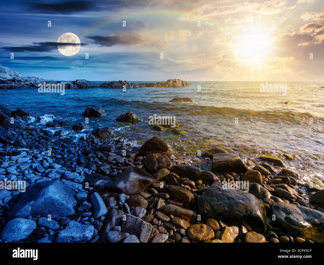 costa di ghiaia. concetto di cambiamento di orario diurno e notturno. bella stagione estiva di vacanze al mare con sole e luna al crepuscolo Foto Stock