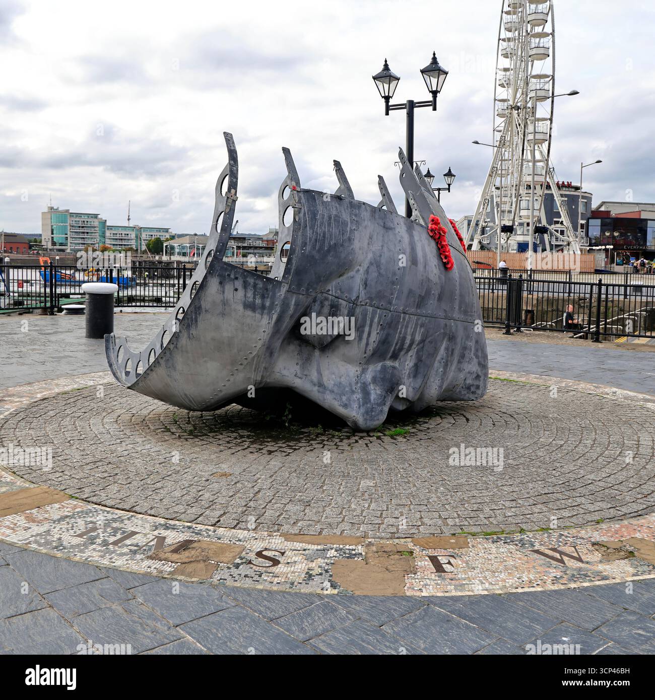 Monumento commemorativo ai mercanti marittimi, Cardiff Bay, Cardiff, Galles del Sud. Presa nel settembre 2025 Foto Stock