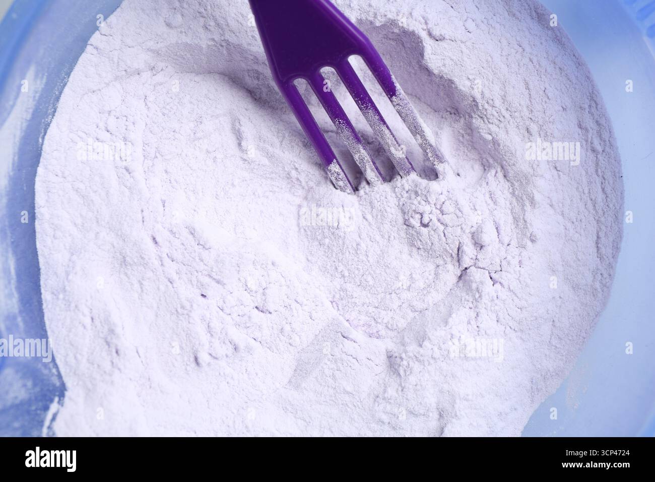 Prodotto per la cura dei capelli biondi e spatola nel recipiente, vista dall'alto Foto Stock