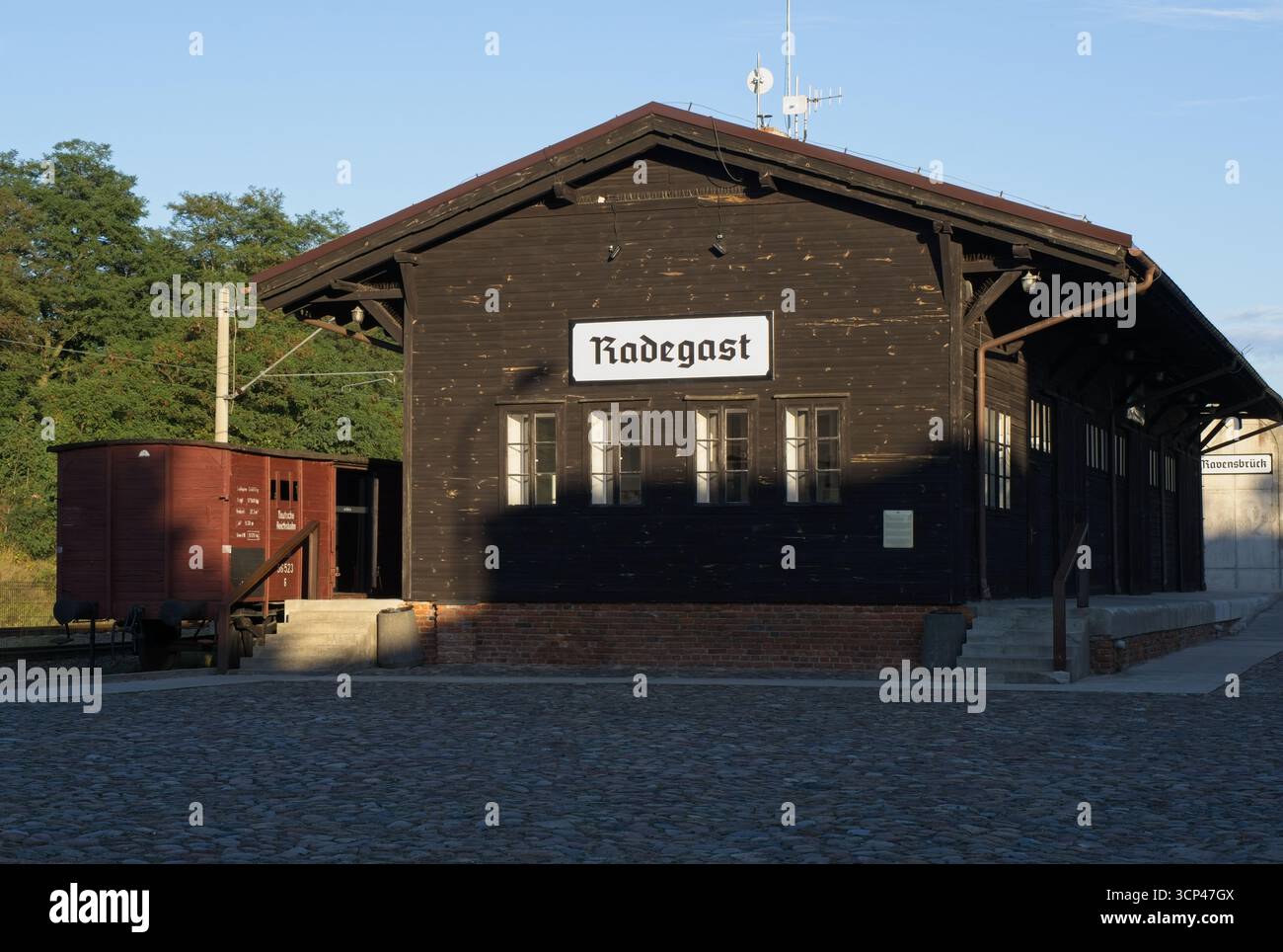 Lodz, Polonia - 12 settembre 2025: Stazione di Radegast. Da qui più di 150,000 ebrei del ghetto di Lodz furono deportati nei campi di sterminio Sunny su Foto Stock