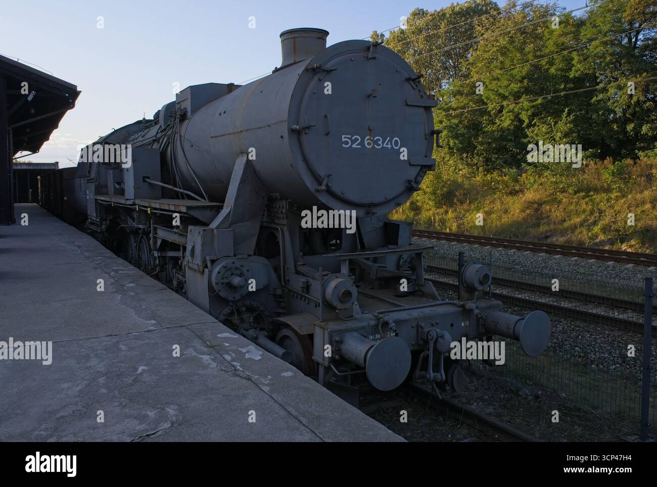 Lodz, Polonia - 12 settembre 2025: Stazione di Radegast. Da qui più di 150,000 ebrei del ghetto di Lodz furono deportati nei campi di sterminio Sunny su Foto Stock