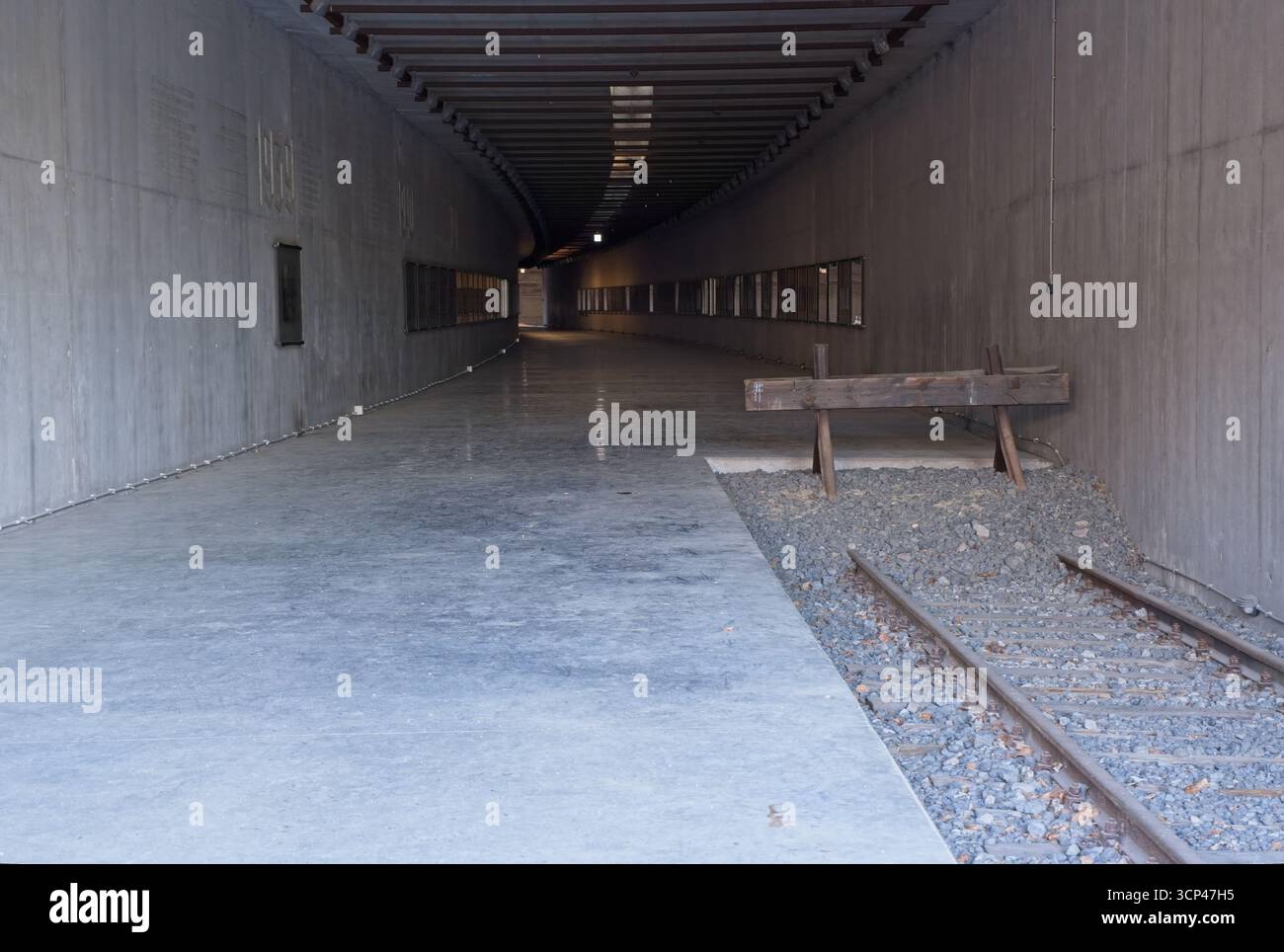 Lodz, Polonia - 12 settembre 2025: Stazione di Radegast. Da qui più di 150,000 ebrei del ghetto di Lodz furono deportati nei campi di sterminio Sunny su Foto Stock