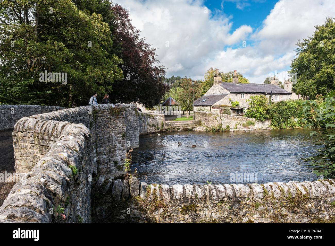 Sheepwash Bridge del XVII secolo sul fiume Wye nel villaggio del Parco Nazionale del Peak District. Ashford in the Water, Bakewell, Derbyshire, Inghilterra, Regno Unito, Regno Unito Foto Stock