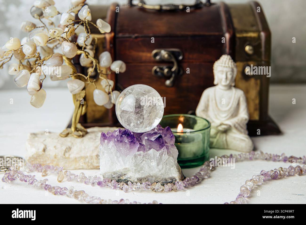 Sfera di cristallo Gemstone o sfere di cristallo conosciute come Crystallum orbis e orbuculum che sono il faro di pace e armonia in un ambiente domestico. Foto Stock