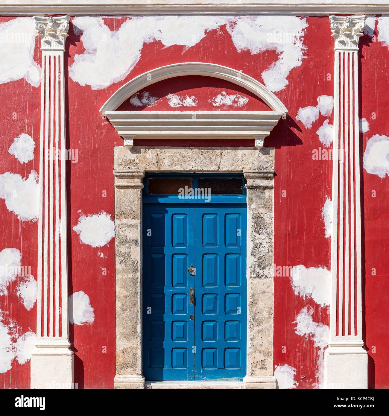 Facciata coloniale rossa e bianca in stile restaurato, Campeche City, Messico. Foto Stock