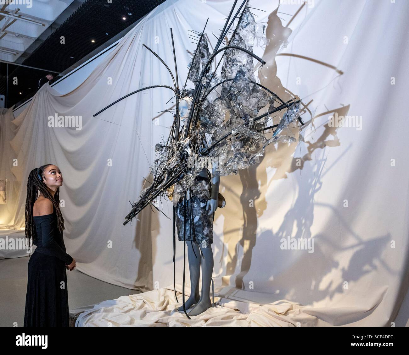 Londra, Regno Unito. 24 settembre 2025. «IPS typographus», Elm Central Saint Martins, Graduate Collection 2024, di Yodea-Marquel Williams in anteprima di «Dirty Looks: Desire and Decay in Fashion», una nuova mostra di moda al Barbican con oltre 100 look di 60 designer che esplorano come la moda contemporanea abbia sfruttato le potenzialità della sporcizia e del decadimento. Lo spettacolo si svolge dal 25 settembre 2025 al 25 gennaio 2026. Crediti: Stephen Chung / Alamy Live News Foto Stock